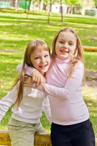 Cute twee spelen meisjes — Stockfoto