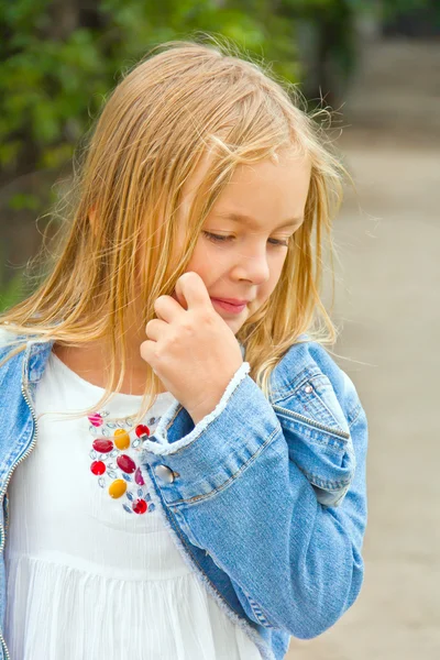 Leuk meisje in de zomer — Stockfoto