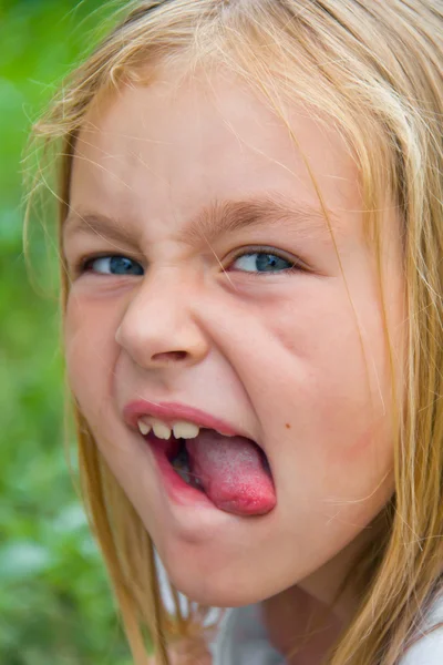 Nettes Mädchen mit ausgestreckter Zunge — Stockfoto