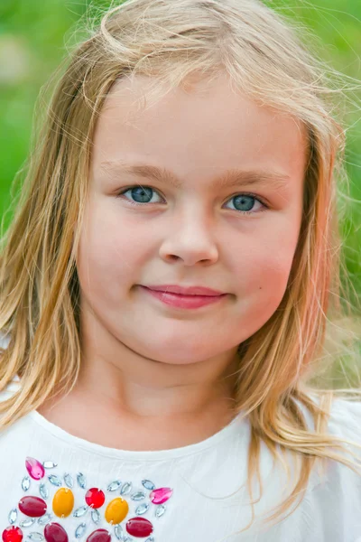 Niedliches Mädchen mit großen blauen Augen — Stockfoto