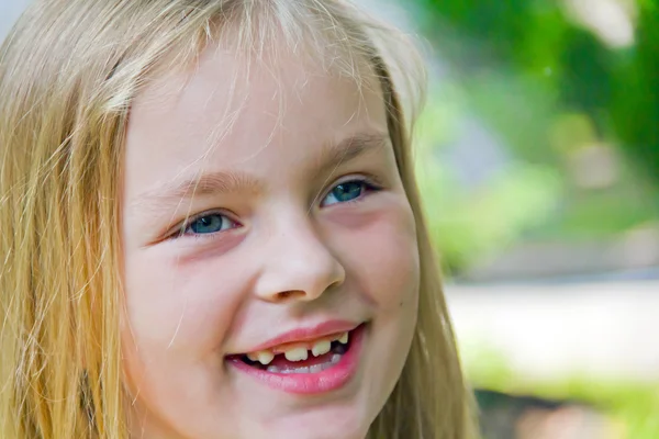 Niedliches Mädchen mit großen blauen Augen — Stockfoto