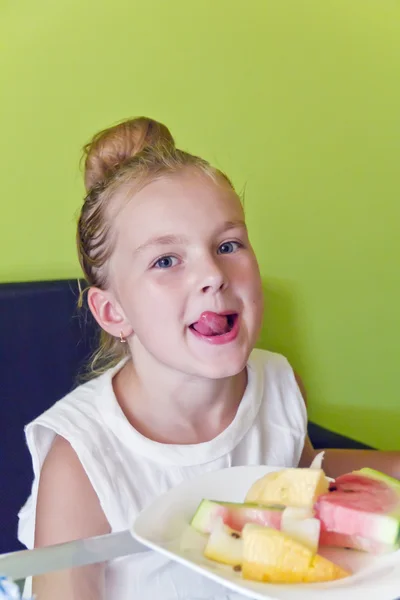 Yeme kızla dilini koymak — Stok fotoğraf