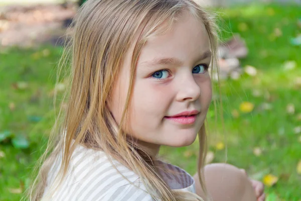 Menina bonito com grandes olhos azuis — Fotografia de Stock