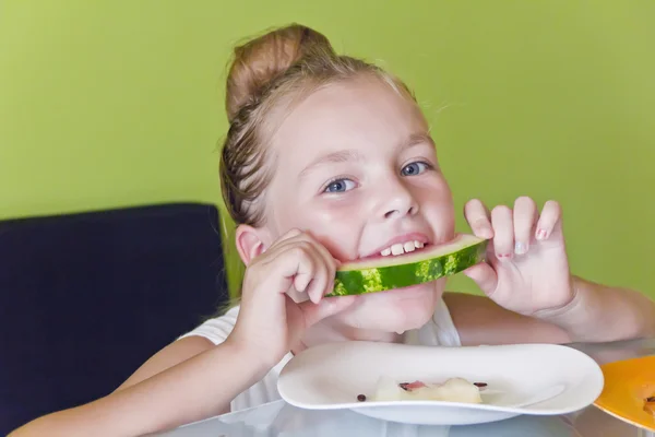 Χαριτωμένο κορίτσι τρώει καρπούζι — Φωτογραφία Αρχείου