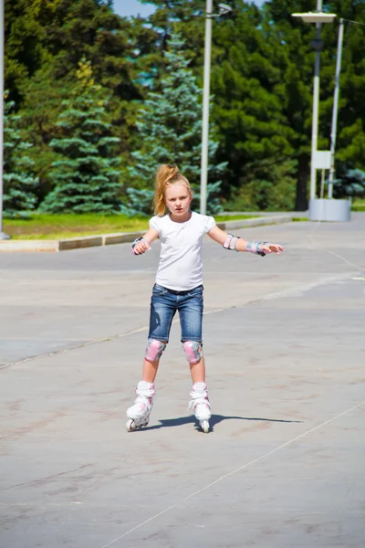 Lärande flicka på rullskridskor — Stockfoto