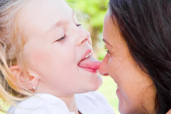 Mutter und Tochter küssen — Stockfoto
