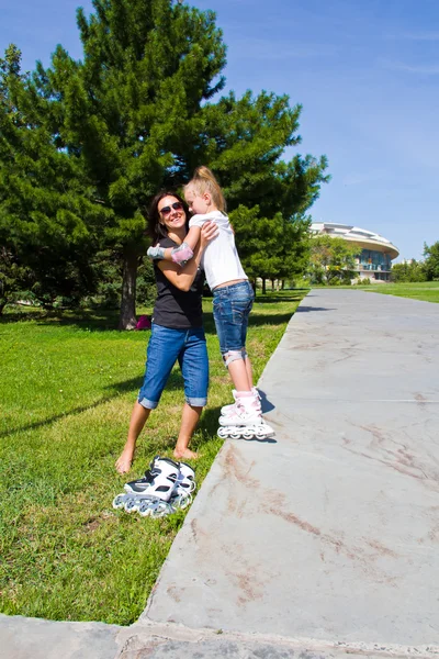 Moeder en dochter op rolschaatsen leren — Stockfoto