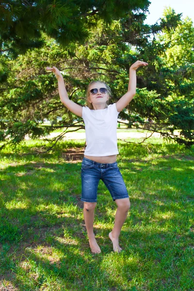 Roztomilá tančící dívka v sluneční brýle — Stock fotografie