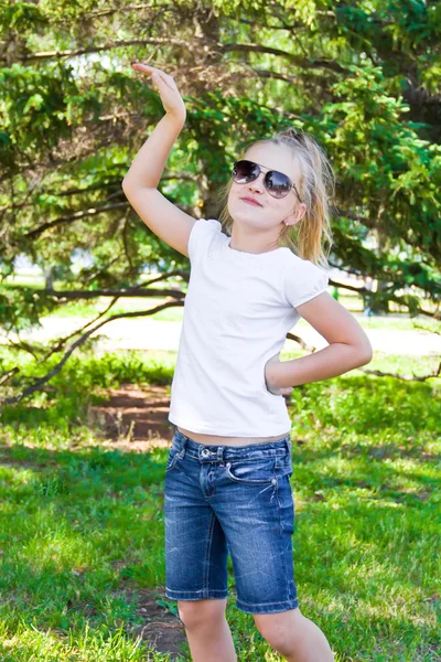 Cute dancing girl in sunglasses — Stock Photo, Image