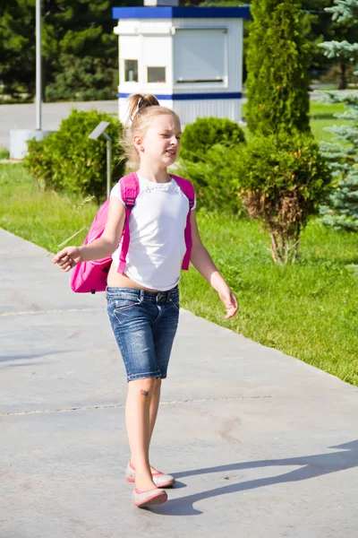 Fille mignonne aller à l'école — Photo