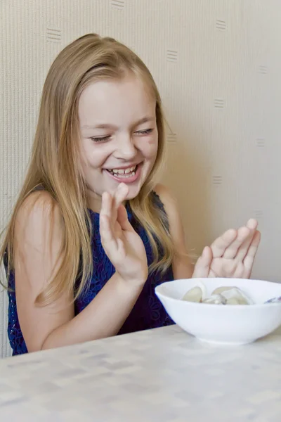 かわいい女の子を食べる — ストック写真