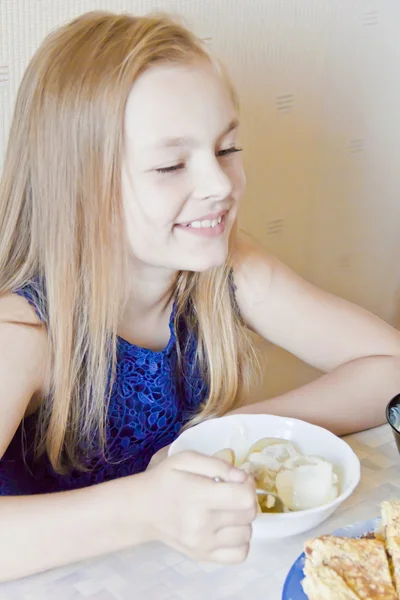 かわいい女の子を食べる — ストック写真