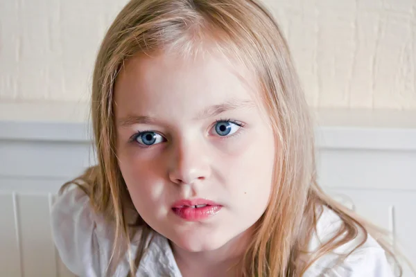 Leuk meisje met grote blauwe ogen — Stockfoto