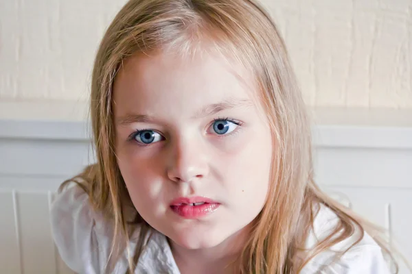 Menina bonito com grandes olhos azuis — Fotografia de Stock