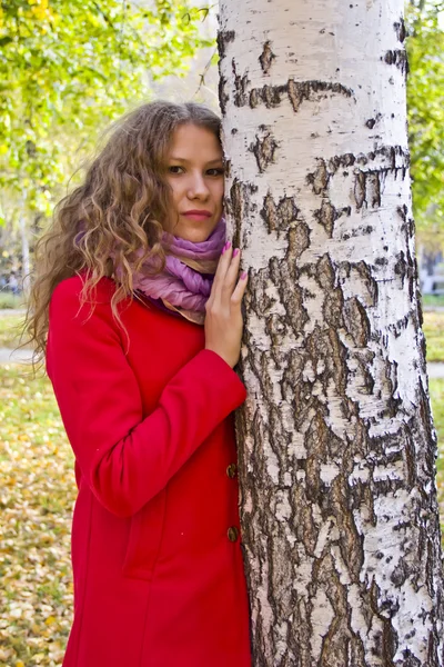 Junge Frau im Herbst — Stockfoto