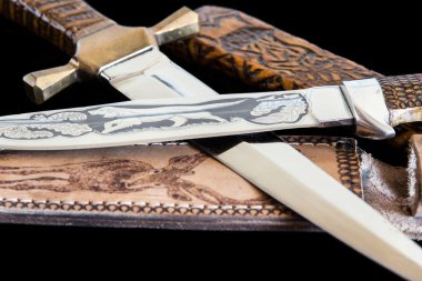 Siyah arka planda soğuk silah