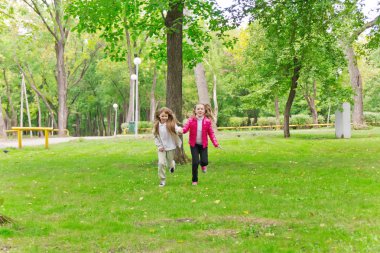 Sevimli iki çalışan kız