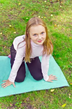 Sevimli oynayan kız