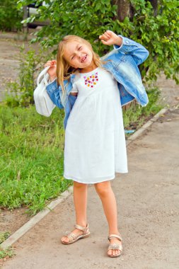 Sevimli kız beyaz çanta ile oynamak