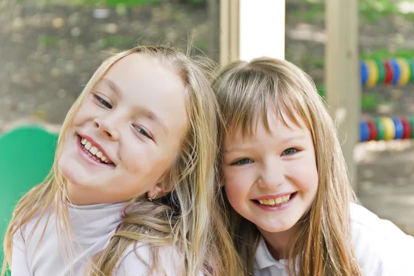 Söta två leende flickor — Stockfoto