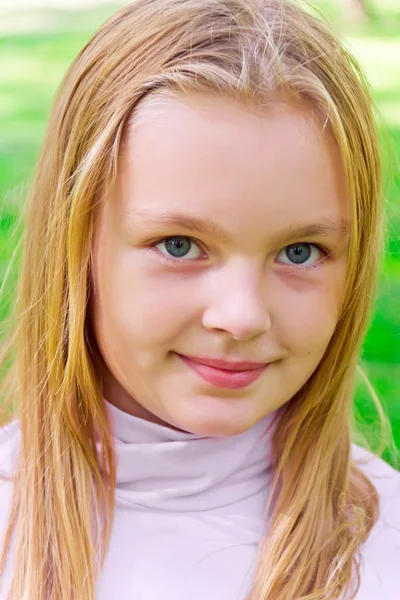 Menina bonito com grandes olhos azuis — Fotografia de Stock