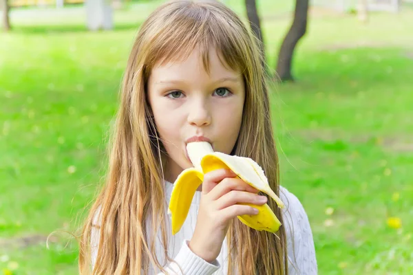 Girl are eating banana — Stock Photo, Image