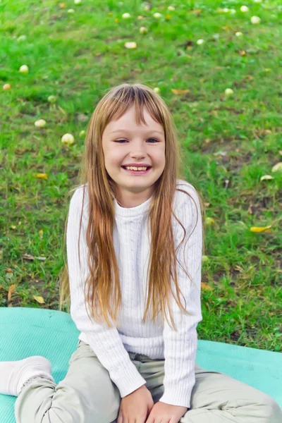 Menina sorrindo bonito — Fotografia de Stock