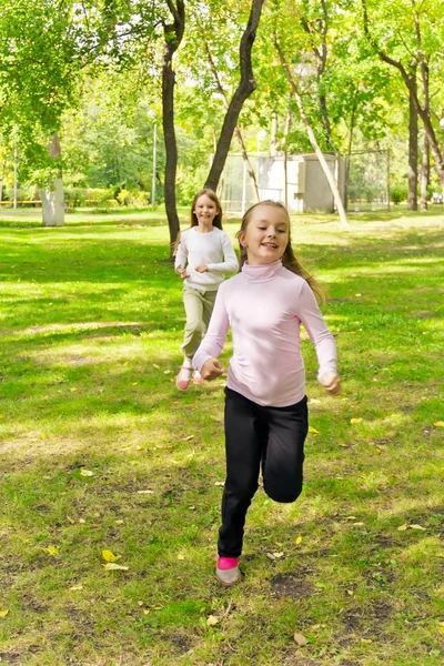 Söta två löpande flickor — Stockfoto