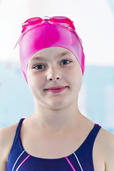 Nettes Mädchen im Schwimmbad — Stockfoto