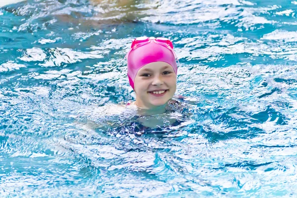 Ragazza carina in piscina — Foto Stock