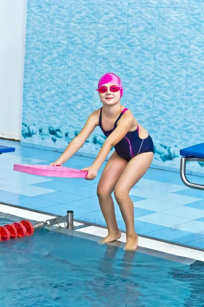 Sød pige i swimmingpool - Stock-foto