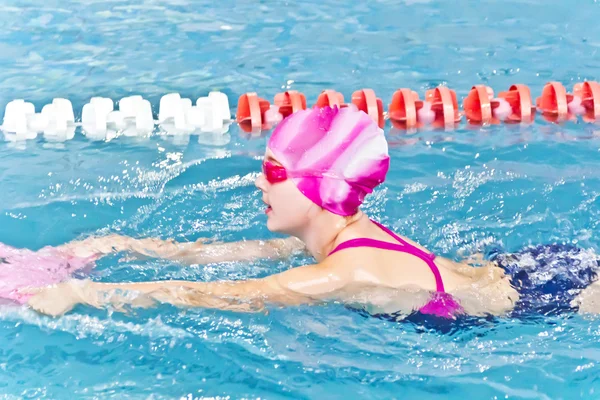 Sød pige i swimmingpool - Stock-foto