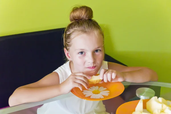 Cute girl eating melon — Stock Photo, Image