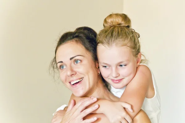 Madre e hija en blanco — Foto de Stock