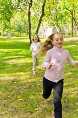 Sevimli iki çalışan kız