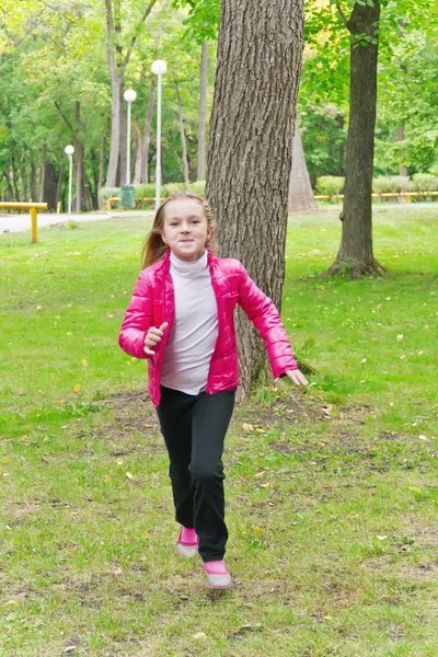 Schattig lopende meisje — Stockfoto