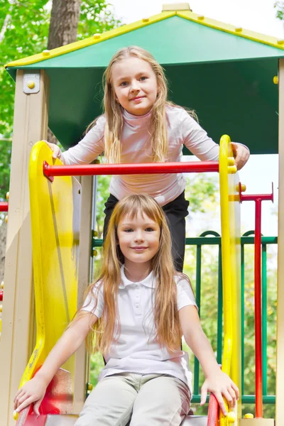 Två aktiva tjejer på plantskolan plattform — Stockfoto