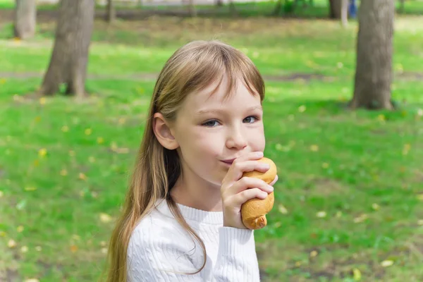 Manger fille mignonne — Photo