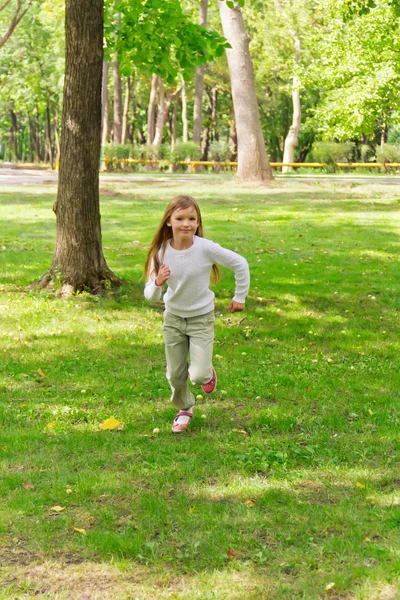 Söta rinnande flicka — Stockfoto