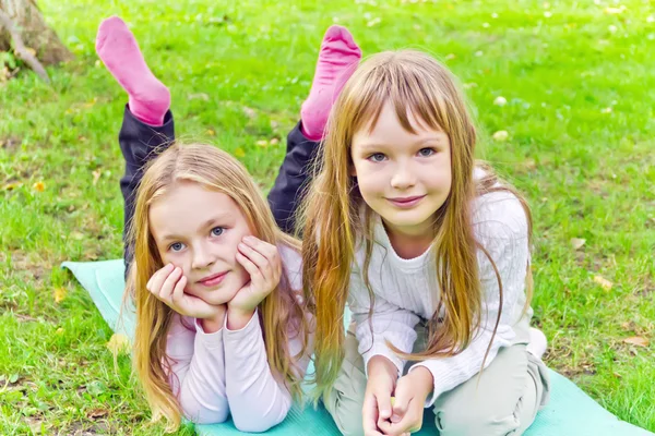 Duas meninas sentadas na grama — Fotografia de Stock