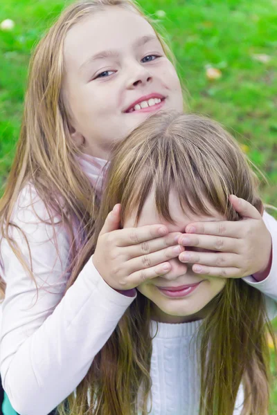 Niedlich zwei spielende Mädchen — Stockfoto