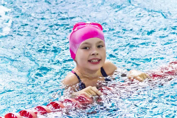 Menina bonito na piscina — Fotografia de Stock