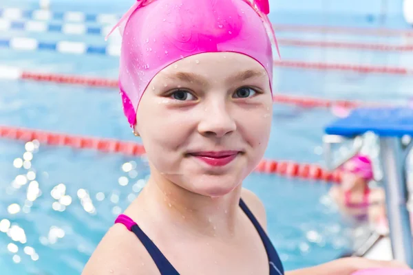 Menina bonito na piscina — Fotografia de Stock