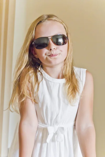 Aranyos lány játszik napszemüveg — Stock Fotó