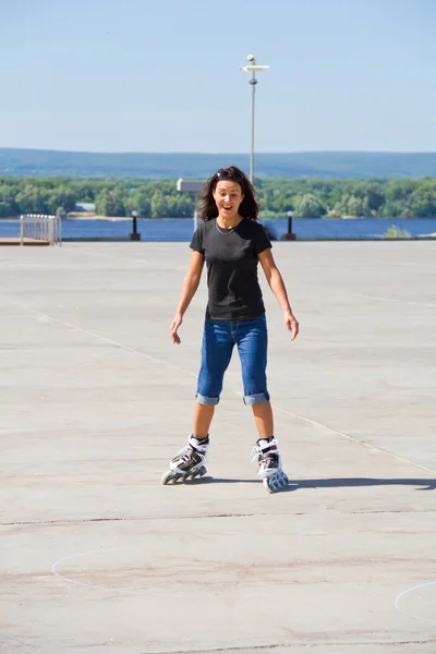 Jeune femme sur patins à roulettes — Photo