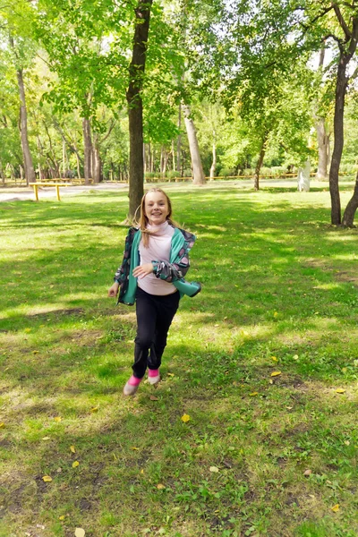 Linda chica corriendo —  Fotos de Stock