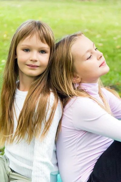 Χαριτωμένο δύο κορίτσια — Φωτογραφία Αρχείου