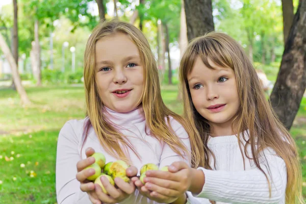 Cute girls with apples — Stock Photo, Image