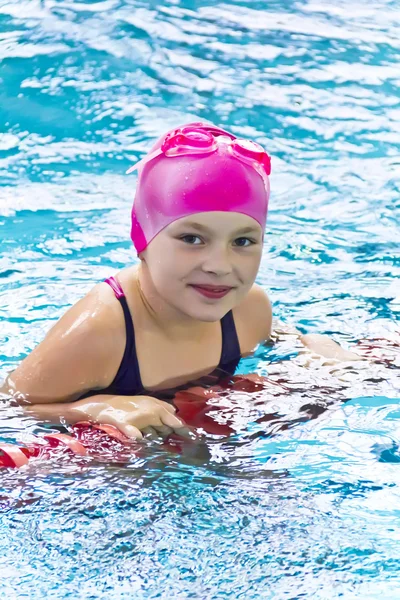 Menina bonito na piscina — Fotografia de Stock