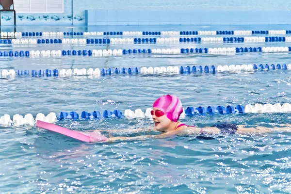 Ragazza carina in piscina — Foto Stock